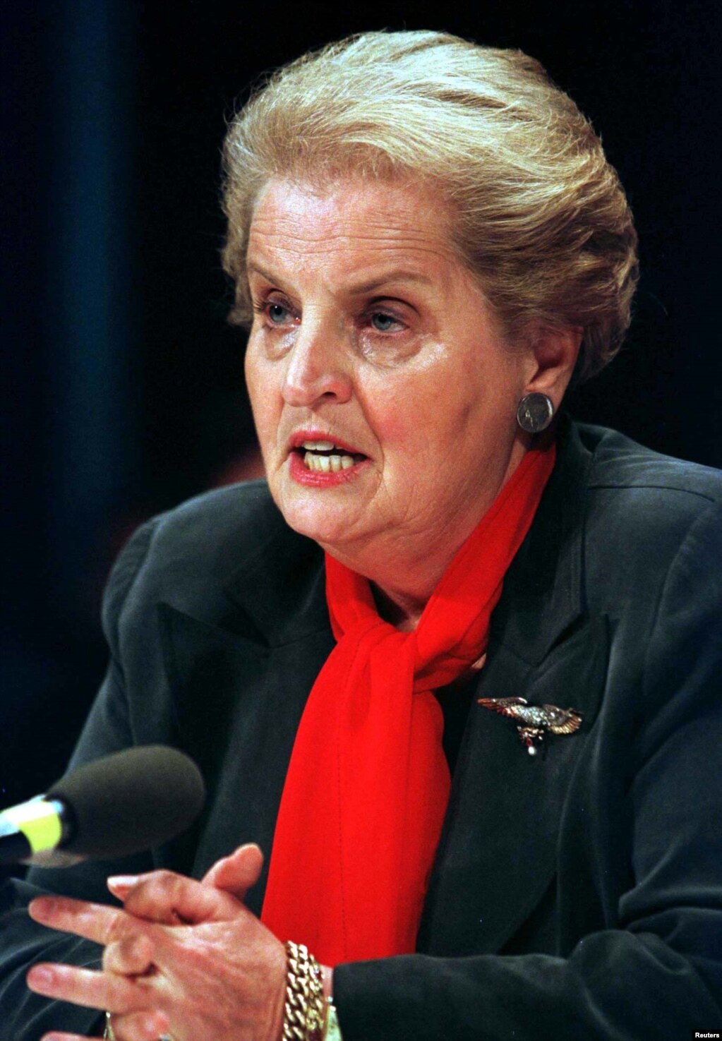 Ish-sekretarja amerikane e Shtetit, Madeleine Albright, duke dhënë dëshmi para një nënkomiteti të Senatit amerikan më 16 qershor 1998. Albright deklaroi para këtij trupi se ishte bërë pak përparim në Kosovë në bisedimet midis presidentit të atëhershëm rus, Boris Yeltsin, dhe liderët të asaj kohe të Jugosllavisë, Sllobodan Millosheviq.   