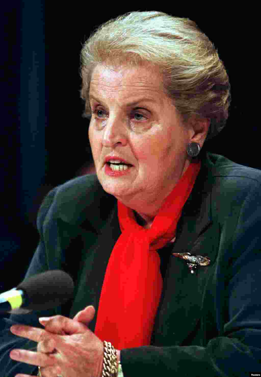 Ish-sekretarja amerikane e Shtetit,&nbsp;Madeleine Albright, duke dhënë dëshmi para një nënkomiteti të Senatit amerikan më 16 qershor 1998. Albright deklaroi para këtij trupi se ishte bërë pak përparim në Kosovë në bisedimet midis presidentit të atëhershëm rus,&nbsp;Boris Yeltsin, dhe liderët të asaj kohe të Jugosllavisë, Sllobodan Millosheviq.&nbsp; &nbsp;