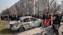 Stanovnici Mariupolja u redu za humanitarnu pomoć