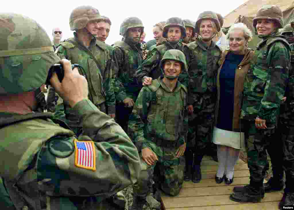 Ish-sekretarja amerikane e Shtetit,&nbsp;Madeleine Albright, pozon për një fotografi grupore me përkthyesit shqiptar në Kampin Bondsteel. Korrik 1999. &nbsp;