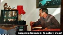 Владимир после выписки. Дома у друга-москвича смотрит репортаж о ЧП на "Норд-Осте"