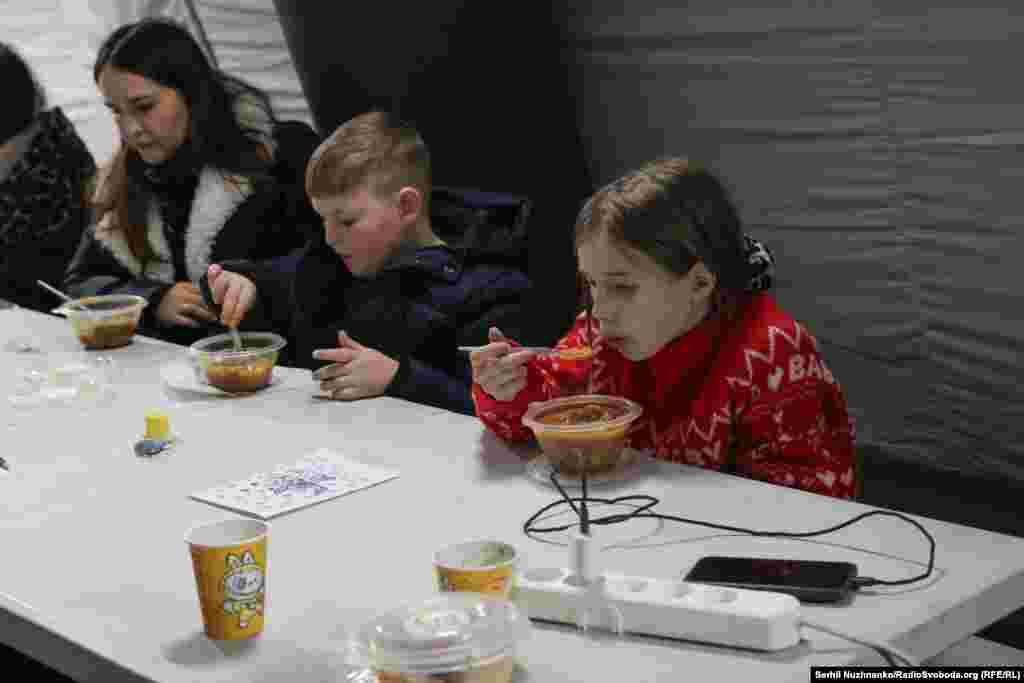 Поїсти гарячі страви люди можуть поруч у палатці ДСНС 