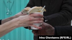 Горячую еду бездомным раздают в разных городах России
