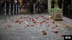 Късно в четвъртък протестиращите минаха покрай централата на НФСБ на ул. "Г.С. Раковски" и замерваха прозорците с домати