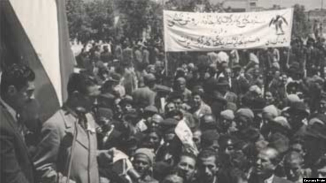 تظاهرات سندیکاهای مختلف کارگری در دوره پیش از كودتای ۲۸ مرداد. عکس از مؤسسه مطالعات تاریخ معاصر ایران.