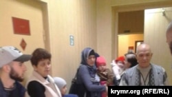 Родичі і друзі фігурантів «справи Хізб ут-Тахрір» в будівлі Верховного суду Криму