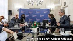Зьбігнеў Раў (зьлева) з прадстаўнікамі дэлегацыі Сьвятланы Ціханоўскай