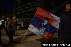 Флаг с изображением Деяна Берича, воевавшего на стороне России на востоке Украины