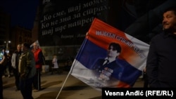 Szerbia: zászló Dejan Berić szerb mesterlövész képével, aki a szakadár oldalon harcolt Kelet-Ukrajnában. A kép egy belgrádi Kreml-barát tüntetésen készült 2022. március 24-én