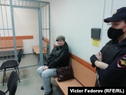 Irina Bisztrova ül a petrozavodszki bíróságon március 24-én, a hivatalos vádemelés napján