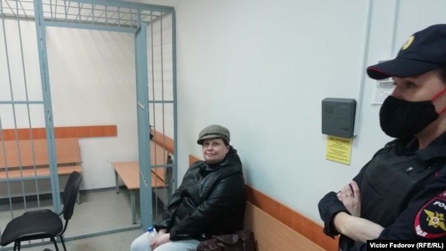 Irina Bystrova ulet në një gjykatë në Petrozavodsk më 24 mars, ditën kur u akuzua zyrtarisht.