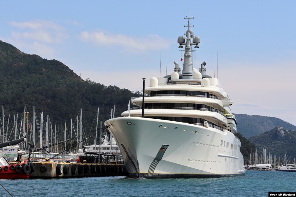 Jahti Eclipse i miliarderit Roman Abramovich është një nga jahtet më të gjata private në botë me 162 metra gjatësi. Vlerësohet të jetë 500 milionë dollarë. Eclipse i shpëtoi sekuestrimit, duke lundruar në portin turk të Marmarasë. Abramovich ka pasur lidhje të gjata me Putinin dhe ka ndërtuar pasurinë e tij me ndihmën e zyrtarëve të Kremlinit.