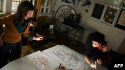 Студентки от Националната художествена академия ряботят над упражнение по калиграфия. Снимката е от 2006 г.