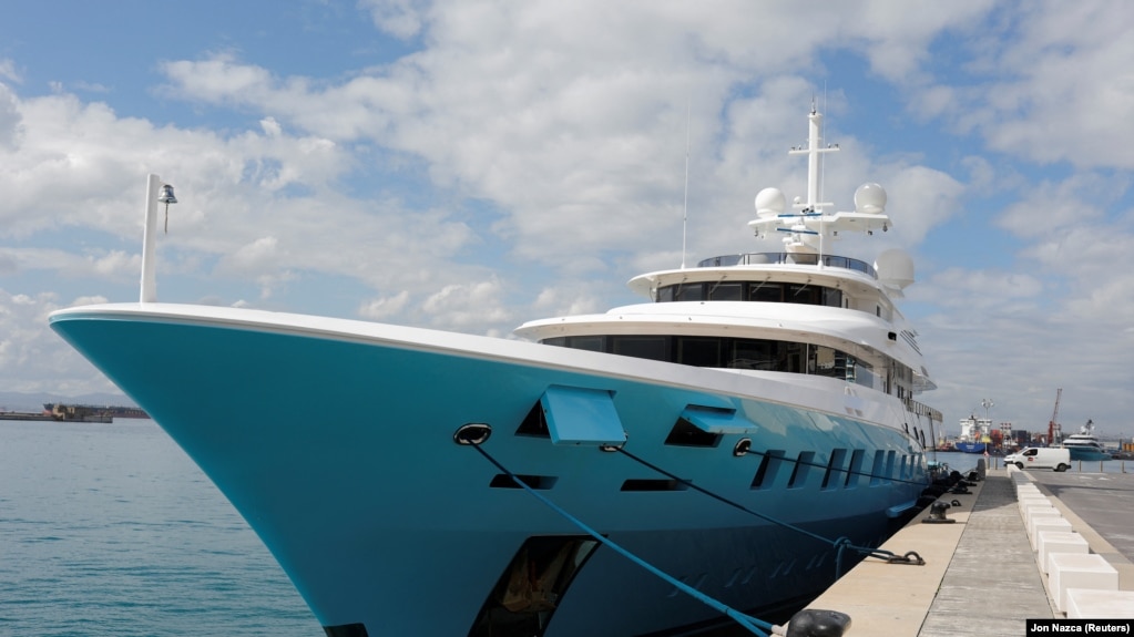 Суперъяхта Axioma, пришвартованная в порту Гибралтара, март 2022 года
