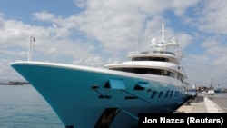 Суперъяхта "Аксиома", пришвартованная в порту Гибралтара, март 2022 года