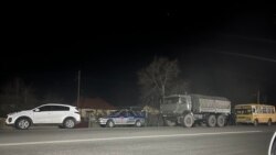 Маркумдун сөөгүн жеткирип келген машинелер.