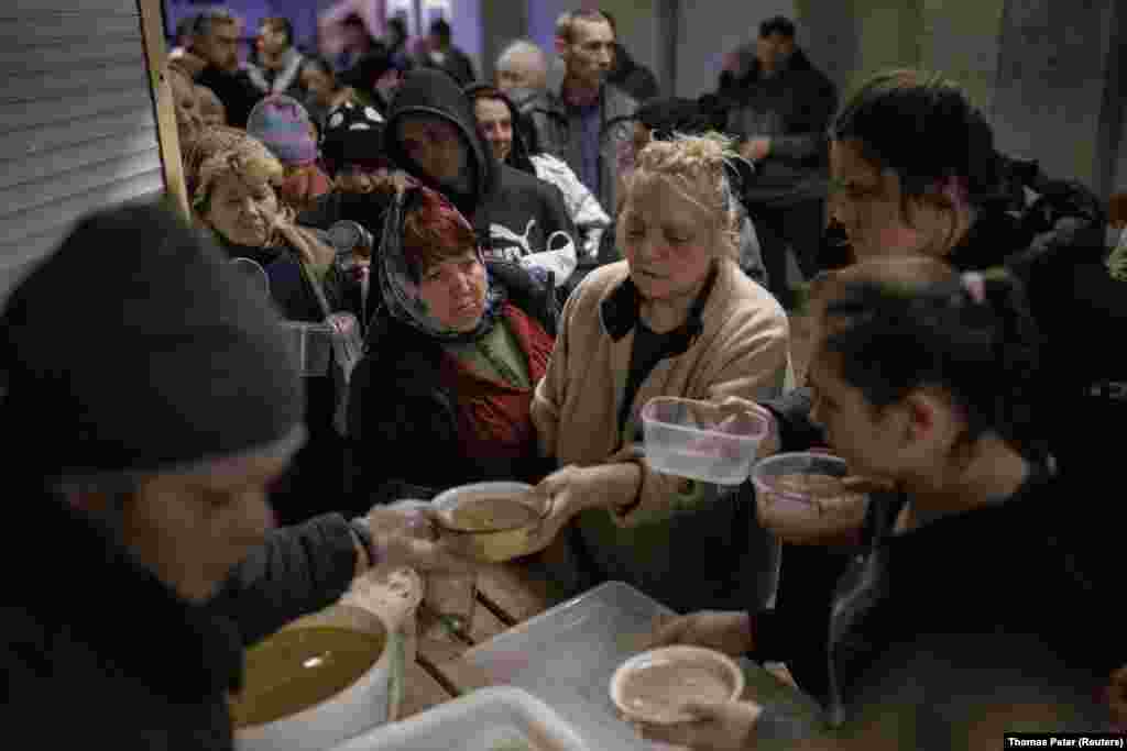 Önkéntesek hoztak meleg ételt az észak-harkivi metróállomáson élőknek március 24-én