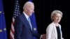 Joe Biden, az Egyesült Államok elnöke és Ursula von der Leyen, az Európai Bizottság elnöke közös sajtótájékoztatójukon, Brüsszelben, 2022. március 25-én.