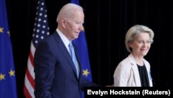 Joe Biden, az Egyesült Államok elnöke és Ursula von der Leyen, az Európai Bizottság elnöke közös sajtótájékoztatójukon, Brüsszelben, 2022. március 25-én.