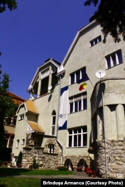 Sediul Institutului Cultural Român din Budapesta se află în Vila Malonyai, clădire de patrimoniu, care găzduiește și unica bibliotecă românească din Ungaria