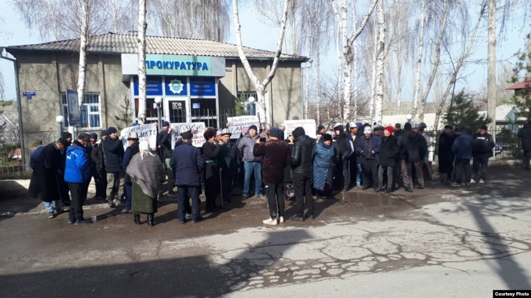 Лейлектеги мурдагы айыл өкмөт башчыларын бошотууну талап кылган митинг. 25-март, 2022-жыл.