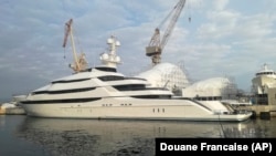 Իգոր Սեչինի Amore Vero («Իսկական սեր») զբոսանավը Ֆրանսիայի կողմից կալանվել է և գտնվում է Լա Սիոտա ավանի նավահանգստում, 2-ը մարտի, 2022թ. 