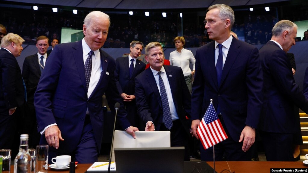 Президент США Джо Байден (ліворуч) готується до зустрічі з генеральним секретарем НАТО Йєнсом Столтенбергом у штаб-квартирі альянсу в Брюсселі 24 березня.