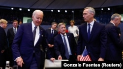 Președintele SUA, Joe Biden, și secretarul general al NATO, Jens Stoltenberg, la reuniunea din 24 martie, în care NATO a decis, printre altele, întărirea apărării în țările din estul Alianței, inclusiv România.