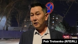 Журналист Лукпан Ахмедьяров у здания департамента полиции после выхода с допроса по делу о «распространении заведомо ложной информации». Астана, 10 апреля 2025 года