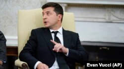 Presidenti i Ukrainës, Volodymyr Zelenskiy ka nënshkruar dekretin për sanksionimin e zyrtarëve rusë. 