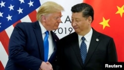 Дональд Трамп приветствует Си Цзиньпина на саммите G20 в Осаке, Япония. 29 июня 2019 года.