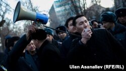 Участника протеста перед зданием ГКНБ Кыргызстана требуют освобождения Омурбека Текебаева. Бишкек, 26 февраля 2017 года.