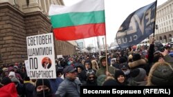 Протестиращите носеха много плакати с послания срещу здравния министър Костадин Ангелов