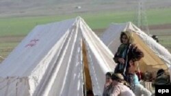 Меньше месяца назад землетрясение в Иране привело к большим жертвам. Теперь и в Корякии пострадавшим приходится укрываться в палатках.