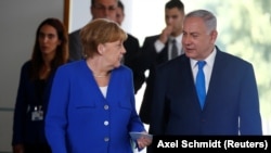 بنیامین نتانیاهو (راست)‌ در نخستین مرحله از سفر چهار روزه‌اش به سه کشور اروپایی به آلمان سفر کرده است.