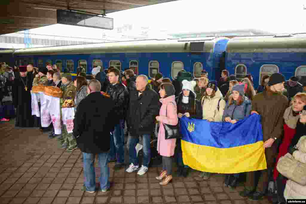 У столиці відбулася урочиста церемонія зустрічі третього волонтерського поїзда в рамках Всеукраїнської акції &laquo;Потяг єднання України &laquo;Труханівська Січ&raquo; зі студентами, волонтерами, активістами та військовими з Луганської та Донецької областей, які відправились у двотижневу подорож західними містами країни. Київ, 6 листопада 2016 року ДИВИТИСЬ ВІДЕО