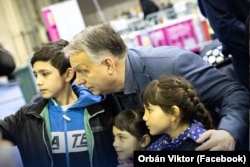 Ukrajnai menekültekkel szelfizik a magyar miniszterelnök március 22-én a BOK csarnokban
