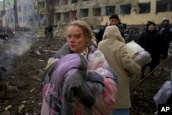 Бременна жена след бомбардировката на родилното отделение в Мариупол. Снимка: Мстислав Чернов