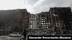 Разрушенный российскими обстрелами дом в Мариуполе, 25 марта 2022 года