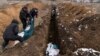 Tijela ubijenih Ukrajinaca polažu se u masovnu grobnicu u predgrađu Mariupolja, 9. ožujka 2022.