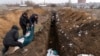 Тіла мертвих кладуть у братську могилу на околиці Маріуполя, Україна, 9 березня 2022 року, оскільки люди не можуть поховати своїх мертвих через сильні обстріли російських військ, ілюстративне фото
