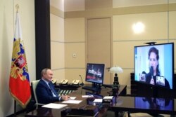 Ruski predsjednik Vladimir Putin tokom sastanka sa kulturnim djelatnicima putem videa u Moskvi 25. marta 2022.