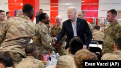 Presidenti amerikan, Joe Biden, duke u takuar me ushtarët amerikan në Poloni. 25 mars 2022. 