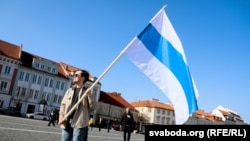 Флаг антивоенного движения на акции в Вильнюсе 25 марта 2022 года. Иллюстративное фото