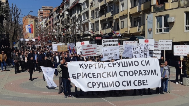 Serbët protestojnë kundër vendimit të Kurtit për zgjedhjet serbe