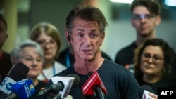 Actorul american Sean Penn vorbește în cadrul unei conferințe de presă despre acordul de cooperare dintre orașul Rzeszow și fundația CORE, pe 25 martie 2022, la Rzeszow, Polonia, la aproximativ 80 km de granița ucraineană-polonă. (Foto de Angelos Tzortzinis / AFP)