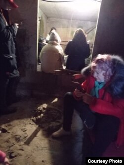 Светлана в бомбоубежище в подвале своего дома в Харькове