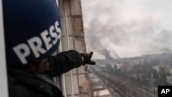 Tekstovi Todorovskog, kako kaže, nastali su tokom ruskih tura za novinare po ratištima u Ukrajini (fotografija: novinar na prozoru jedne od zgrada dok traju napadi na Mariupolj, Ukrajina, mart 2022)