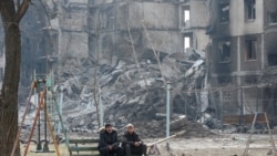 Një ndertesë banimi e shkatërruar nga forcat ruse në Mariupol, Ukrainë.