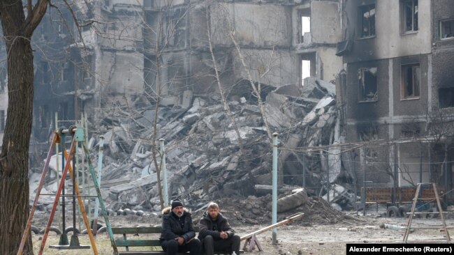 Një ndertesë banimi e shkatërruar nga forcat ruse në Mariupol, Ukrainë.